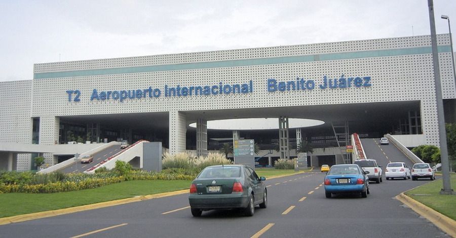 Acceso de la Terminal 2 del Aeropuerto Benito Ju&aacute;rez.