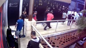 VIDEO: Comando lo saca de un bar en Cancún; después, aparece muerto
