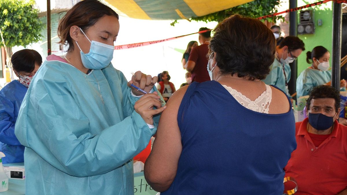 Fechas y lugares para la dosis de refuerzo anticovid de 60 y más en la capital de Puebla