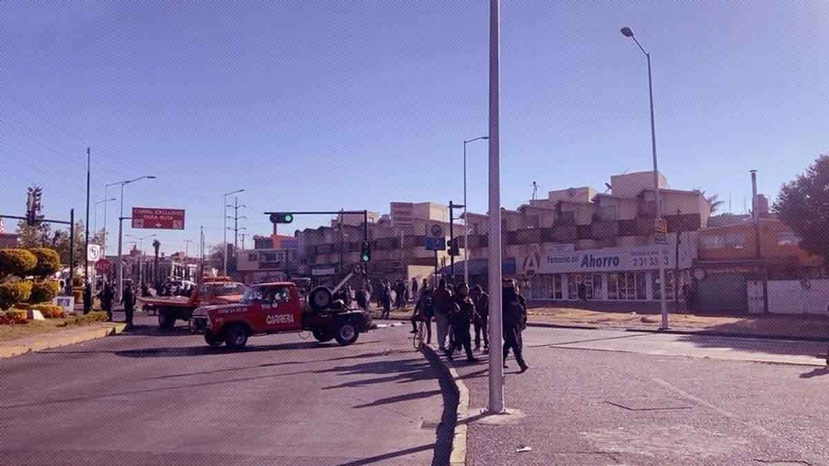 EN VIVO: Conductores Uber y DiDi cierran la Diagonal; la Polic&iacute;a se lleva sus autos