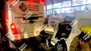 Carambola deja a conductor prensado en la colonia Adolfo L&oacute;pez Mateos