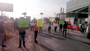 Con bloqueo carretero, vecinos de Tehuacán exigen que cancelen ciclovía