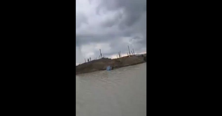 Resulta que el Aeropuerto Internacional Felipe &Aacute;ngeles que construye el gobierno de L&oacute;pez Obrador en la Base Militar A&eacute;rea de Santa Luc&iacute;a, tambi&eacute;n se inunda. As&iacute; se aprecia en un video difundido en redes sociales.