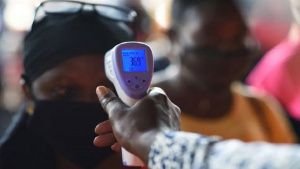 Variante de covid detectada en Sudáfrica limitaría eficacia de las vacunas