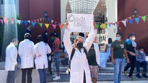Alumnos de Ciencias de la UDLAP se manifiestan por la devoluci&oacute;n del campus