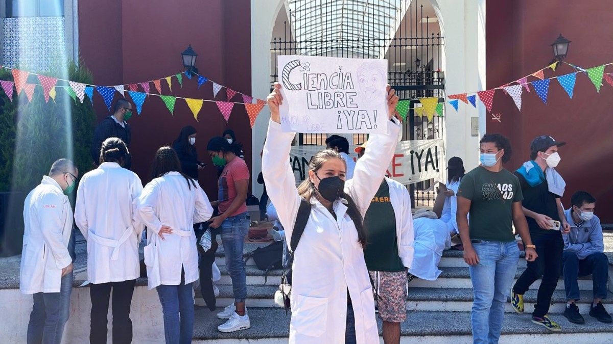 Alumnos de Ciencias de la UDLAP se manifiestan por la devoluci&oacute;n del campus