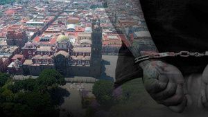 Polic&iacute;as municipales detienen a asaltante en ruta, en el Centro de Puebla
