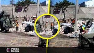 VIDEO: Captan a militares buscando objetos de valor entre los escombros de San Pablo Xochimehuacan
