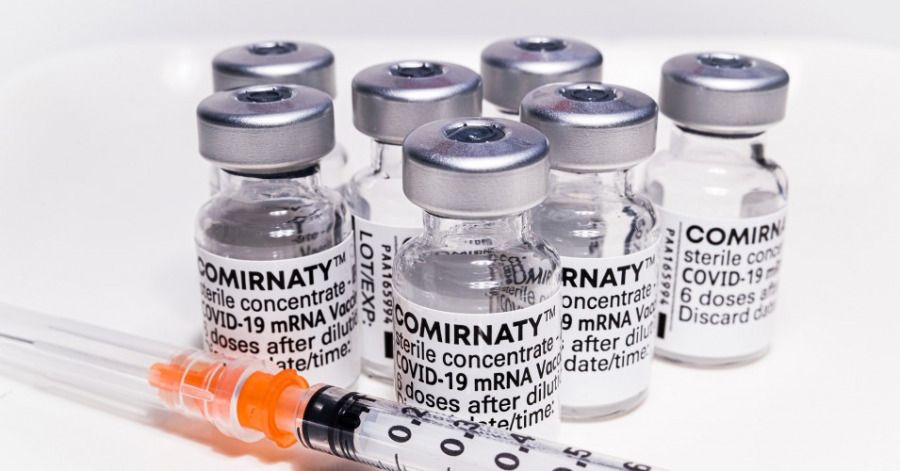 Imagen que muestra ampolletas de la vacuna de Pfizer.