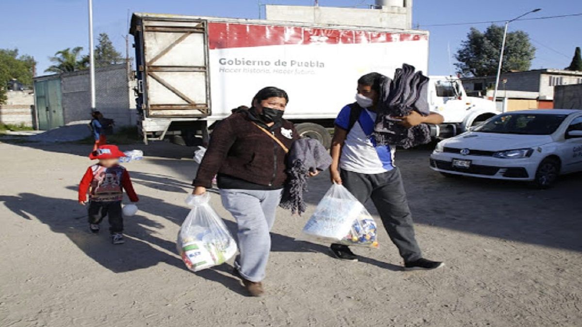 Mantiene SEDIF entrega de paquetes alimentarios y cobertores a familias afectadas de Xochimehuacan