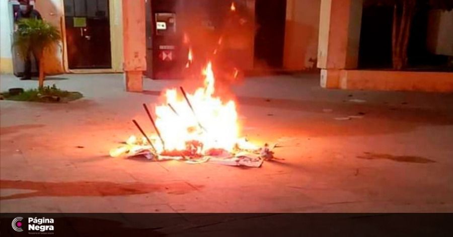 Pobladores vandalizan alcaldía de Tlacotepec; hay cuatro policías heridos