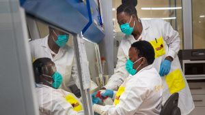 M&eacute;dicos sudafricanos creen que variante &Oacute;micron puede ser m&aacute;s leve que la Delta