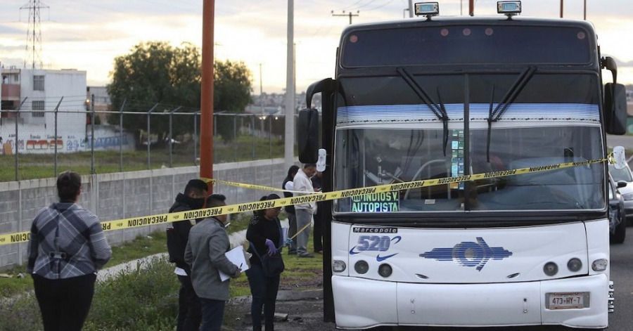 Pasajeros de un autobús se rebelan y matan a golpes a ladrón sobre la México-Pachuca