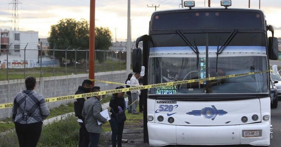 Pasajeros de un autob&uacute;s se rebelan y matan a golpes a ladr&oacute;n sobre la M&eacute;xico-Pachuca