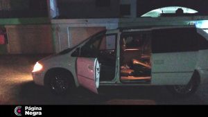 Abandonan a un hombre ejecutado en una camioneta Van en Huixcolotla