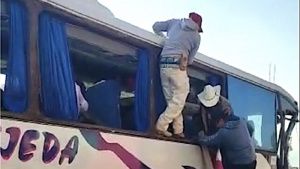 Autob&uacute;s choca contra casa en Joquicingo, Edomex; hay 19 muertos