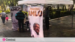 Morenistas recolectan firmas para consulta pro AMLO en el centro de Puebla