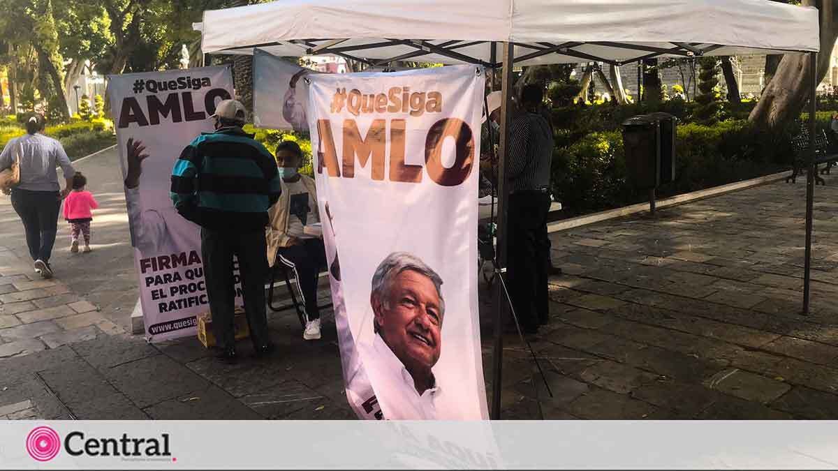 Morenistas recolectan firmas para consulta pro AMLO en el centro de Puebla