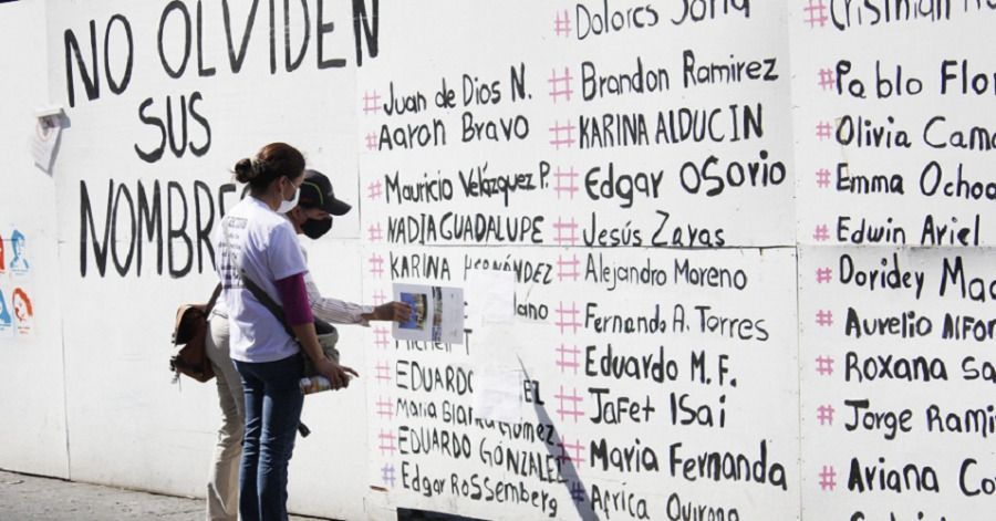 Colocan más nombres de personas desaparecidas en el muro del Zócalo de Puebla
