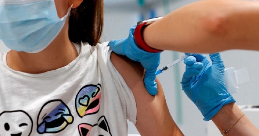 La vacuna de Pfizer-BioNTech produce efectos secundarios de leves a moderados y que pasan rápido cuando se administra a adolescentes de 12 a 15 años.