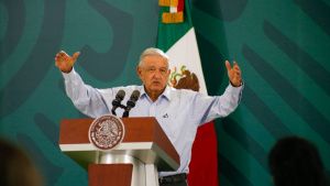 AMLO descarta restricciones de viaje por &Oacute;micron; acelerar&aacute; vacunaci&oacute;n
