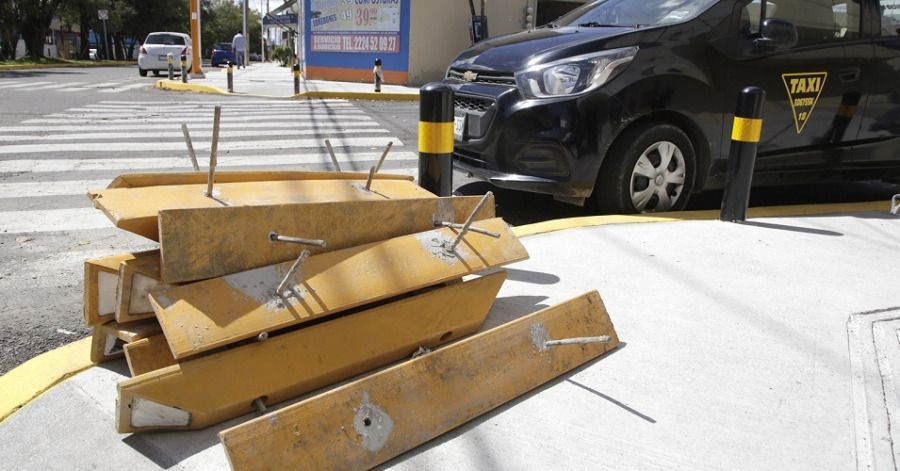  El mont&oacute;n de separadores viales se encuentra en el paso peatonal.