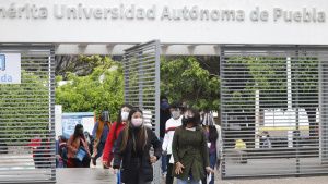 BUAP confirma regreso a clases presenciales el 24 de enero; aforo en salones ser&aacute; al 50%