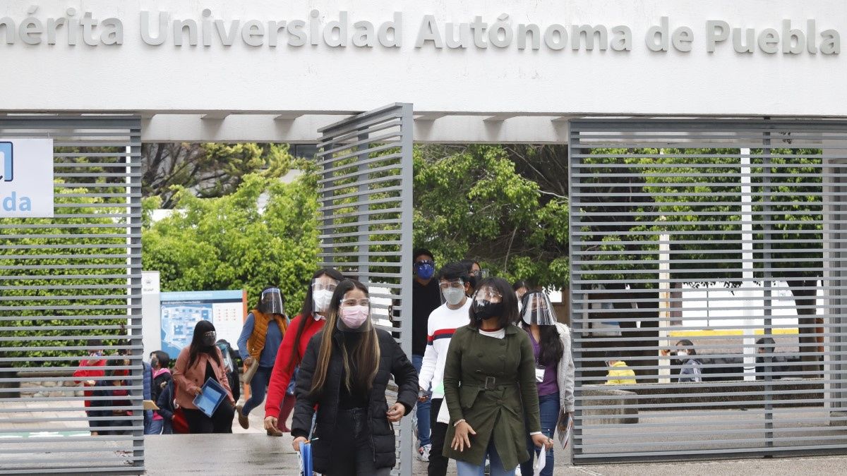 BUAP confirma regreso a clases presenciales el 24 de enero; aforo en salones ser&aacute; al 50%