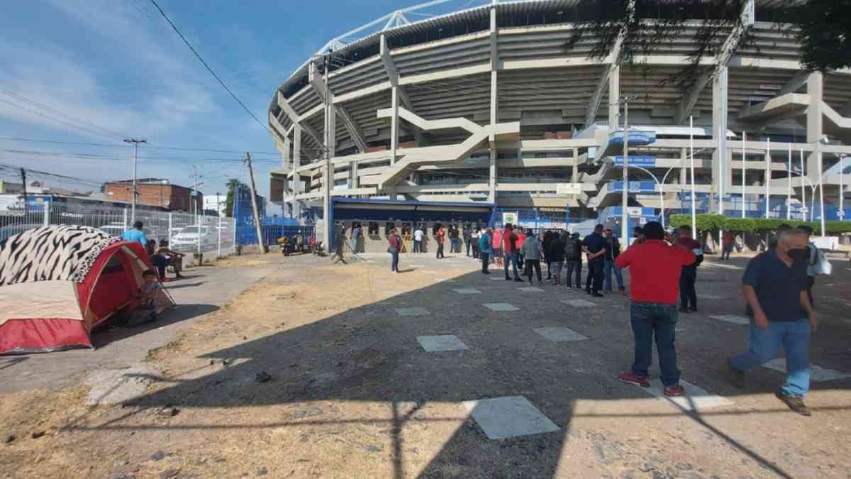 Se arma batalla campal entre aficionados del Atlas y revendedores