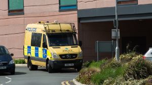 VIDEOS: Taxi explota frente a hospital en Liverpool