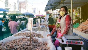 Por compras de último momento, poblanos abarrotan el mercado 5 de mayo en Nochebuena