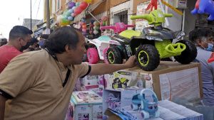 Segom realiza operativos para evitar la venta de juguetes en la 5 de Mayo