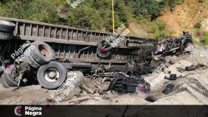 Tractocami&oacute;n se queda sin frenos en la Puebla-Orizaba; vuelca y se incendia