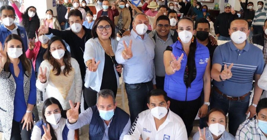 Panistas reunidos con Genoveva Huerta.