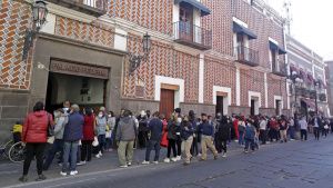 Abuelitos de Puebla hacen largas filas en Telecom para cobrar sus apoyos