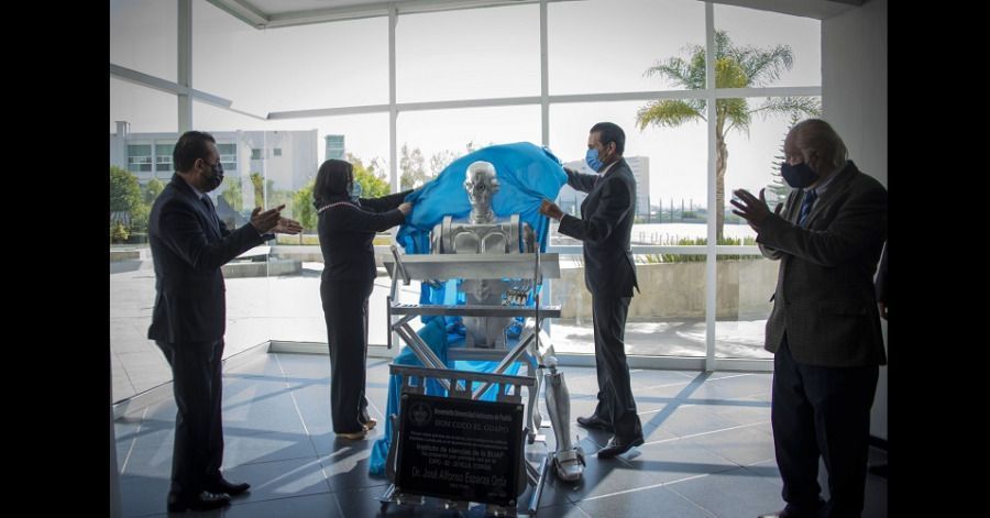 BUAP devela escultura a Don Cuco &ldquo;El Guapo&rdquo;, primer robot mexicano con inteligencia artificial