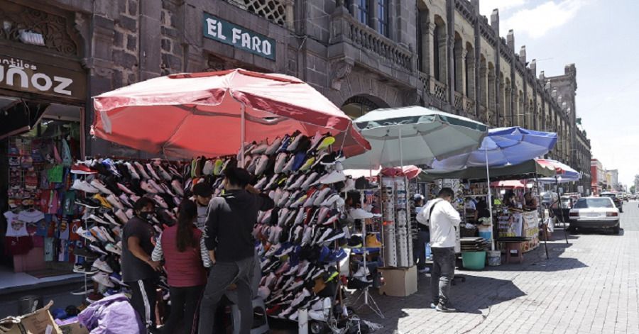 El comercio informal invade el primer cuadro de la ciudad.