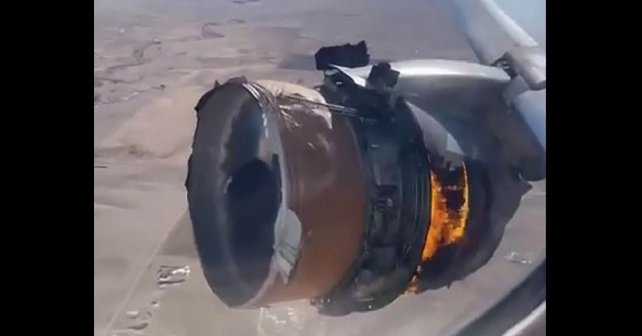 Pasajeros de un avión graban el momento en que, en pleno vuelo, un motor se incendia