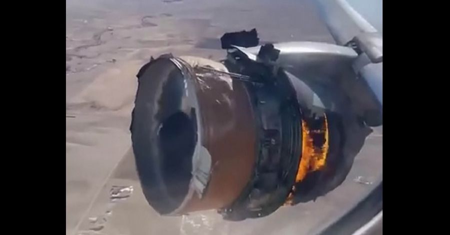 Pasajeros de un avi&oacute;n graban el momento en que, en pleno vuelo, un motor se incendia