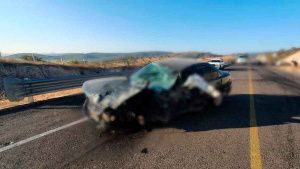 Chocan autom&oacute;vil y camioneta en Tepeojuma; hay un muerto y un herido