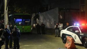 Polic&iacute;a frustra asalto a autob&uacute;s en la CdMx; mata a presunto delincuente
