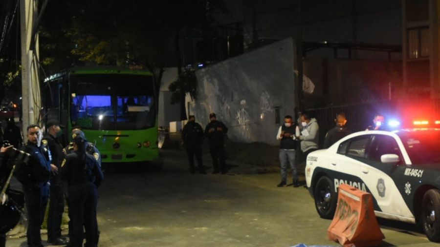 Policía frustra asalto a autobús en la CdMx; mata a presunto delincuente