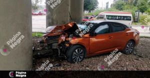 El auto Nissan Sentra de color naranja quedó destrozado de la parte delantera 