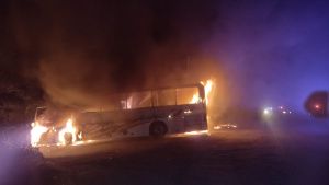 Comando incendia autobús de pasajeros en Veracruz