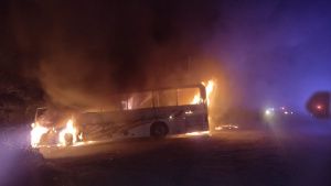 Comando incendia autob&uacute;s de pasajeros en Veracruz