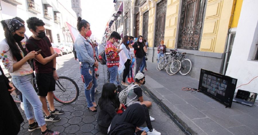 Mientras se discute la Ley Agnes en el Congreso de Puebla, colectivos se manifiestan para exigir su aprobaci&oacute;n