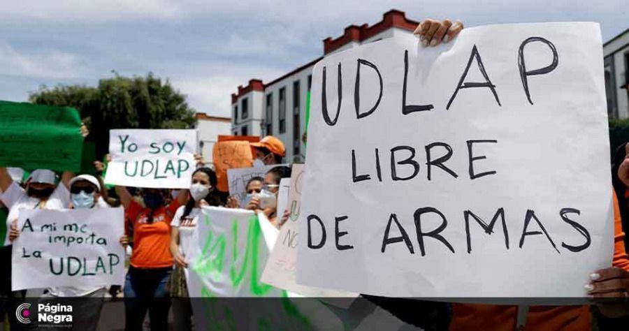 Cientos de estudiantes se manifestaron frente al Colegio José Gaos, en San Andrés Cholula