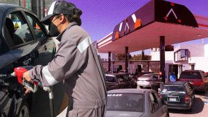 Poblanos hacen fila en nueva gasoliner&iacute;a antes de que suba el precio en 2022