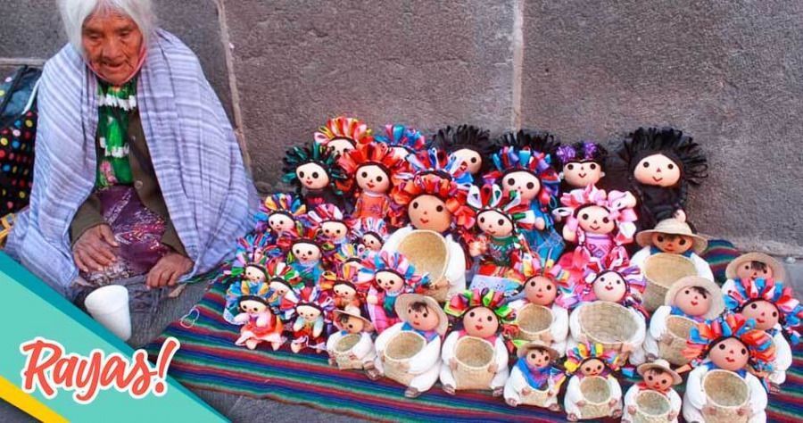 Mujer mayor viaja a Puebla desde Querétaro para vender sus muñecas, ¡apóyala!
