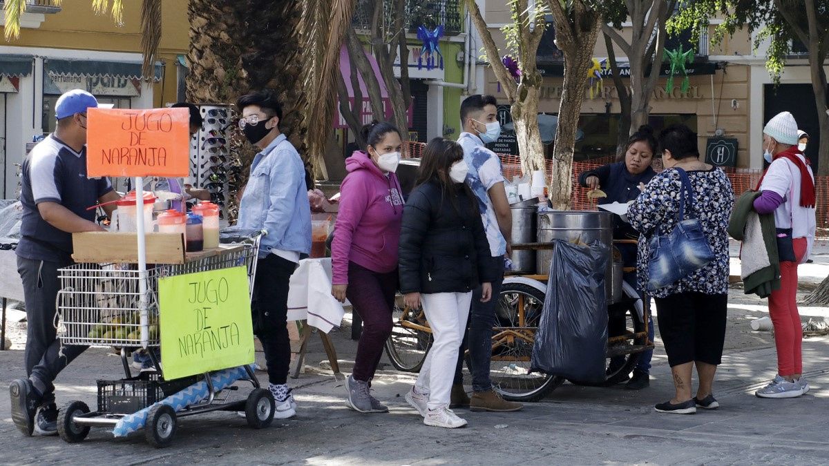 Ambulantes instalados en el Centro de Puebla est&aacute;n sin autorizaci&oacute;n: Segom